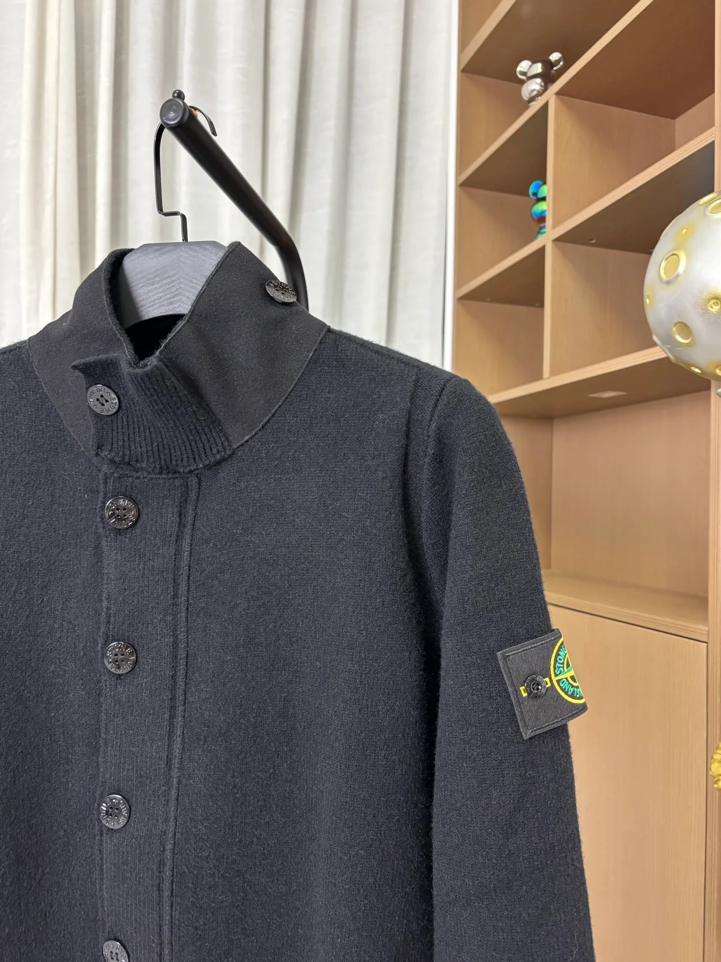 P340 Style number: DC218# Stone Island knitted woolen splicing wool cardigan jacket. The whole garment is made with high-quality machines imported from Germany. Three types of machines. Three weaving methods. The process is complex and tedious. Customized color-dyed wool➕wool stitching with high gram weight, high density and ultra-high quality. The wool is soft, delicate and skin-friendly, and feels soft and silky! The inside is a zipper design and the outside is a button design. The whole garment has nine buttons. It weighs more than 1 kilogram. Color: black. Size: S-M-L-Xl.